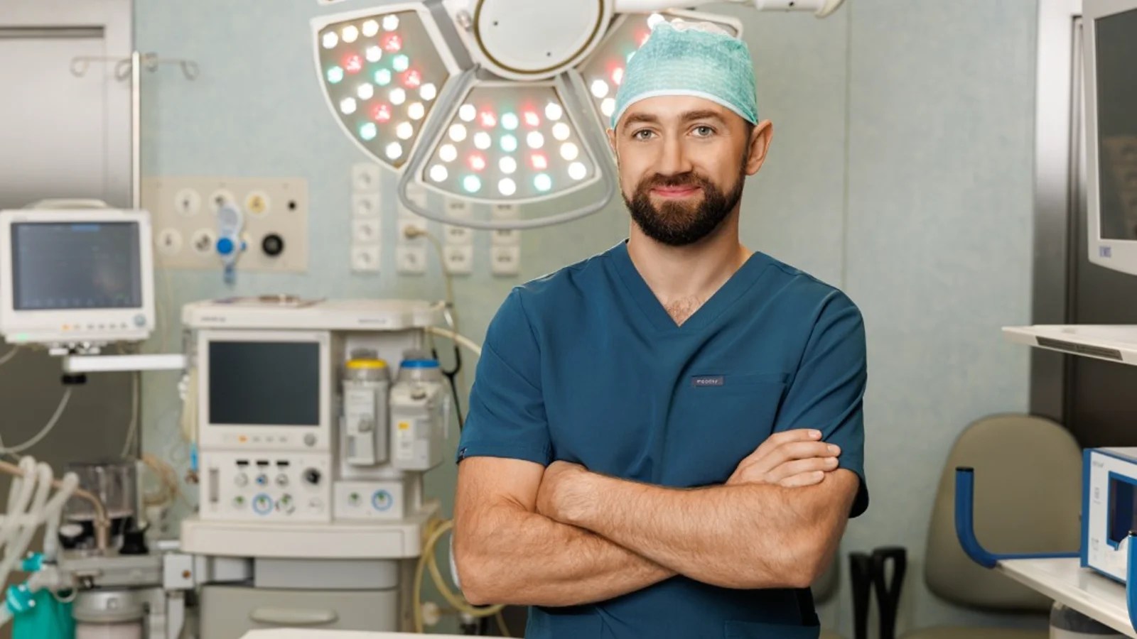 Lekarz urolog w sali operacyjnej po zabiegu urologicznym